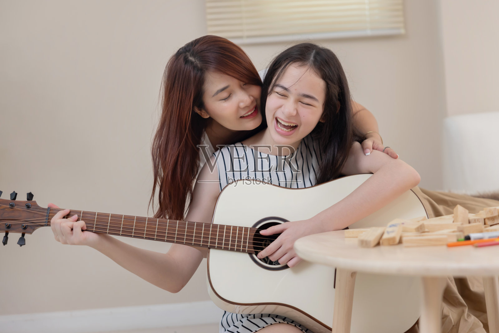 母亲教女儿弹吉他照片摄影图片