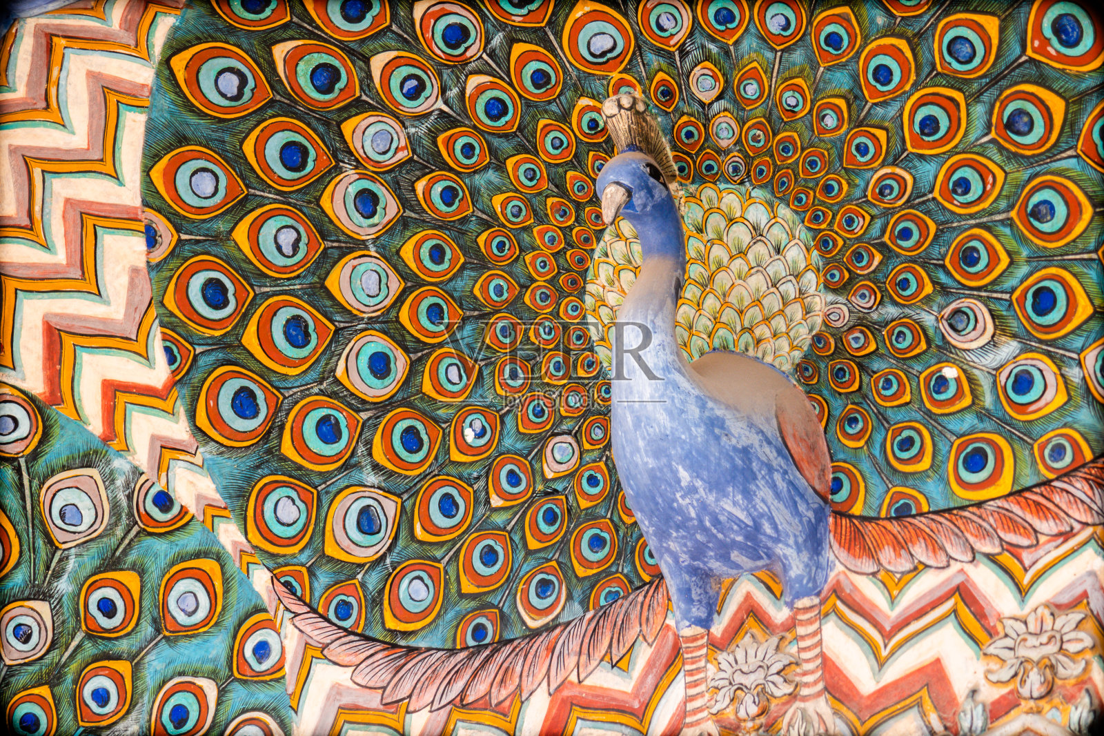 印度斋浦尔斋浦尔宫殿里充满活力的孔雀雕像照片摄影图片