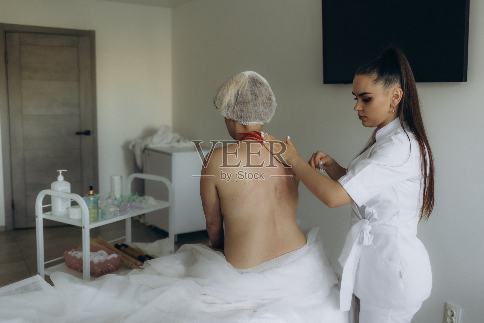 Kinesiotaping运动学。女运动员使用运动带，肩部肌肉带照片摄影图片