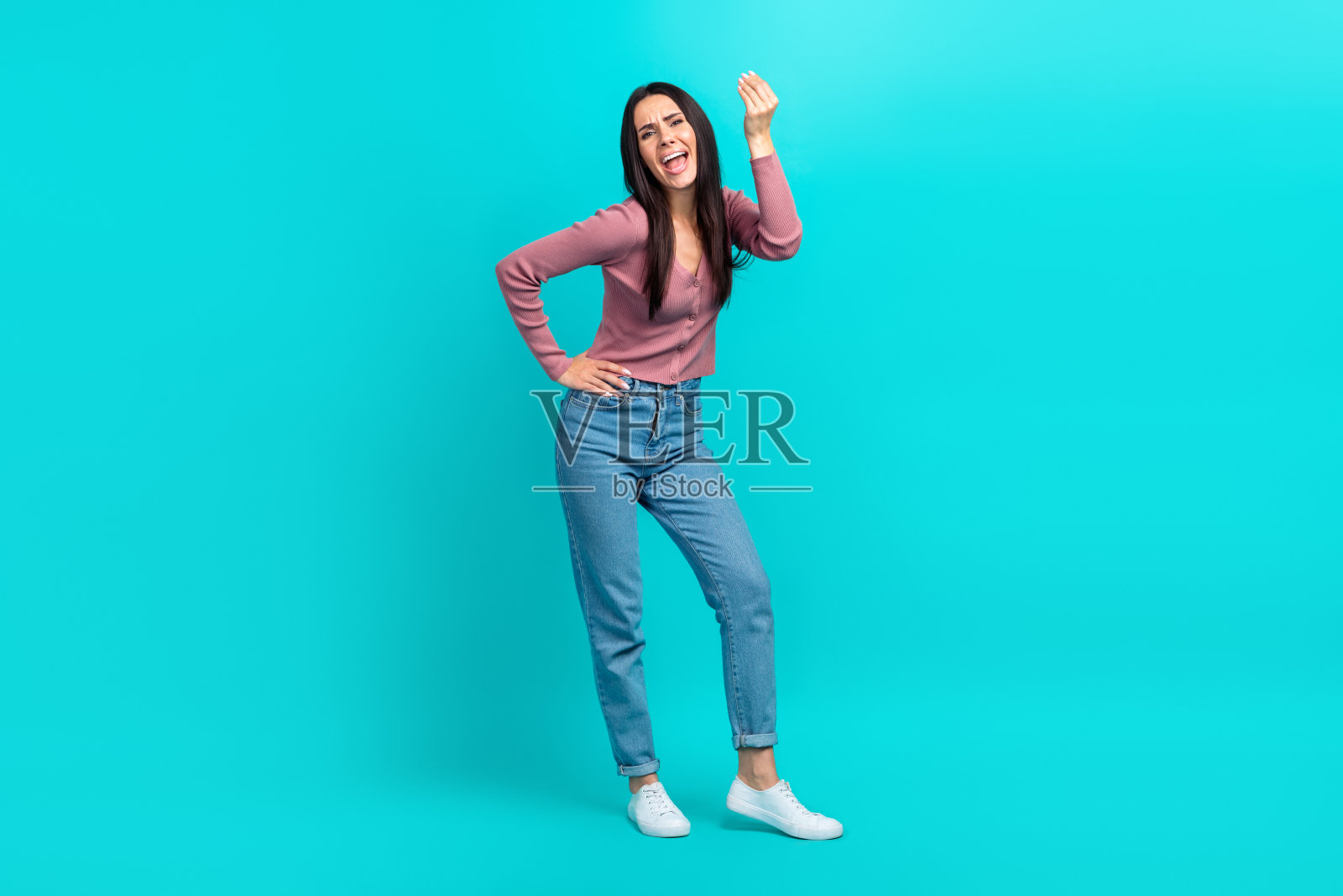 愤怒的女子与对手争论问题的干部照片，情绪紧张，具有攻击性照片摄影图片