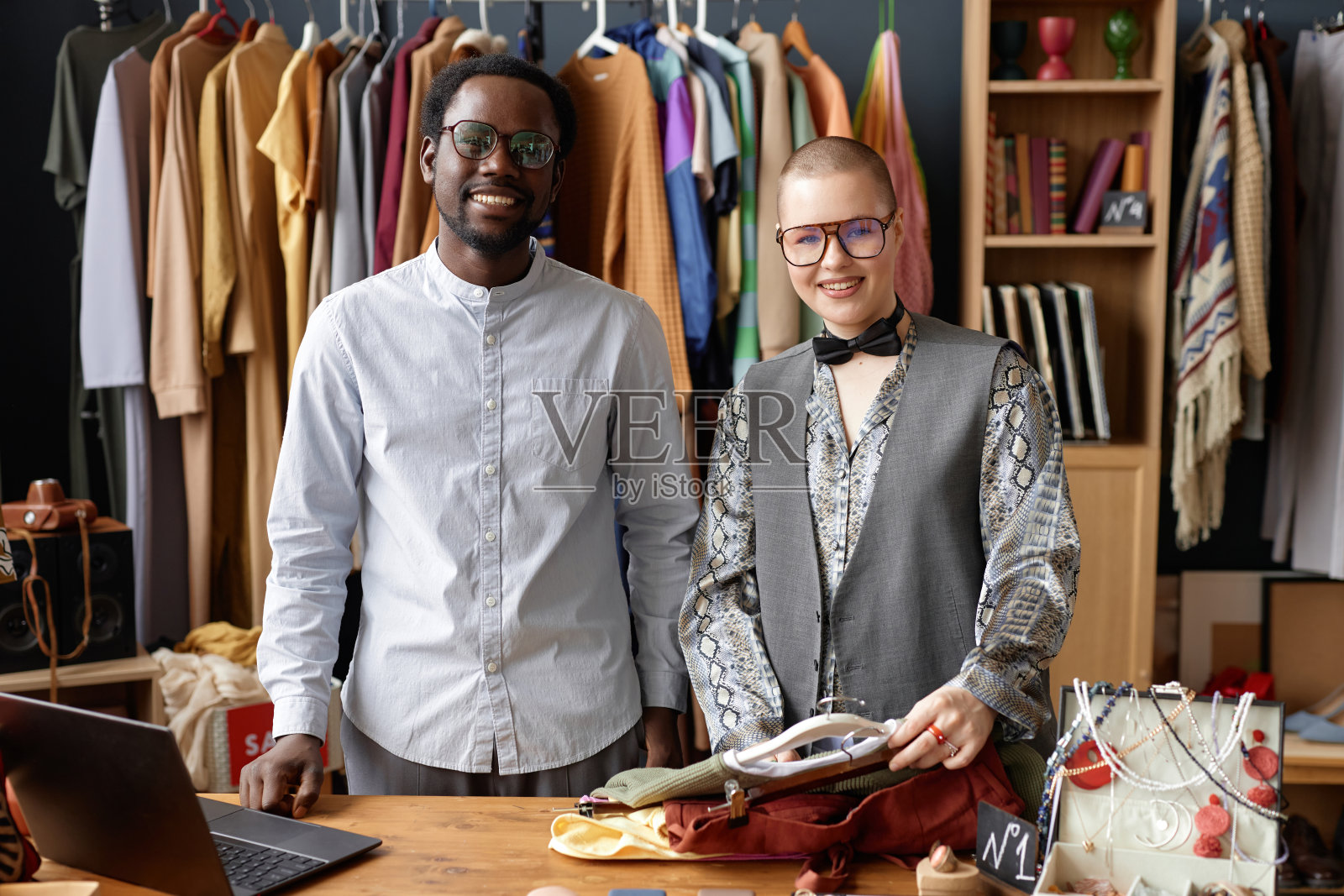 在旧货店收银台微笑的销售人员的肖像照片摄影图片