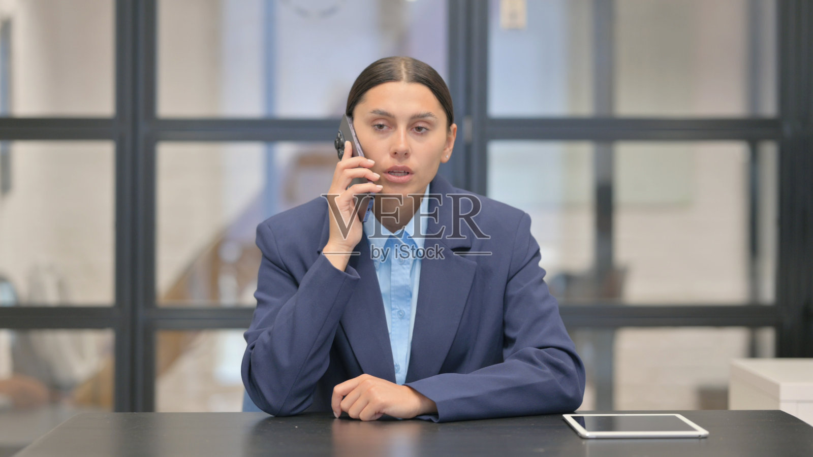 混血女商人正在打电话照片摄影图片