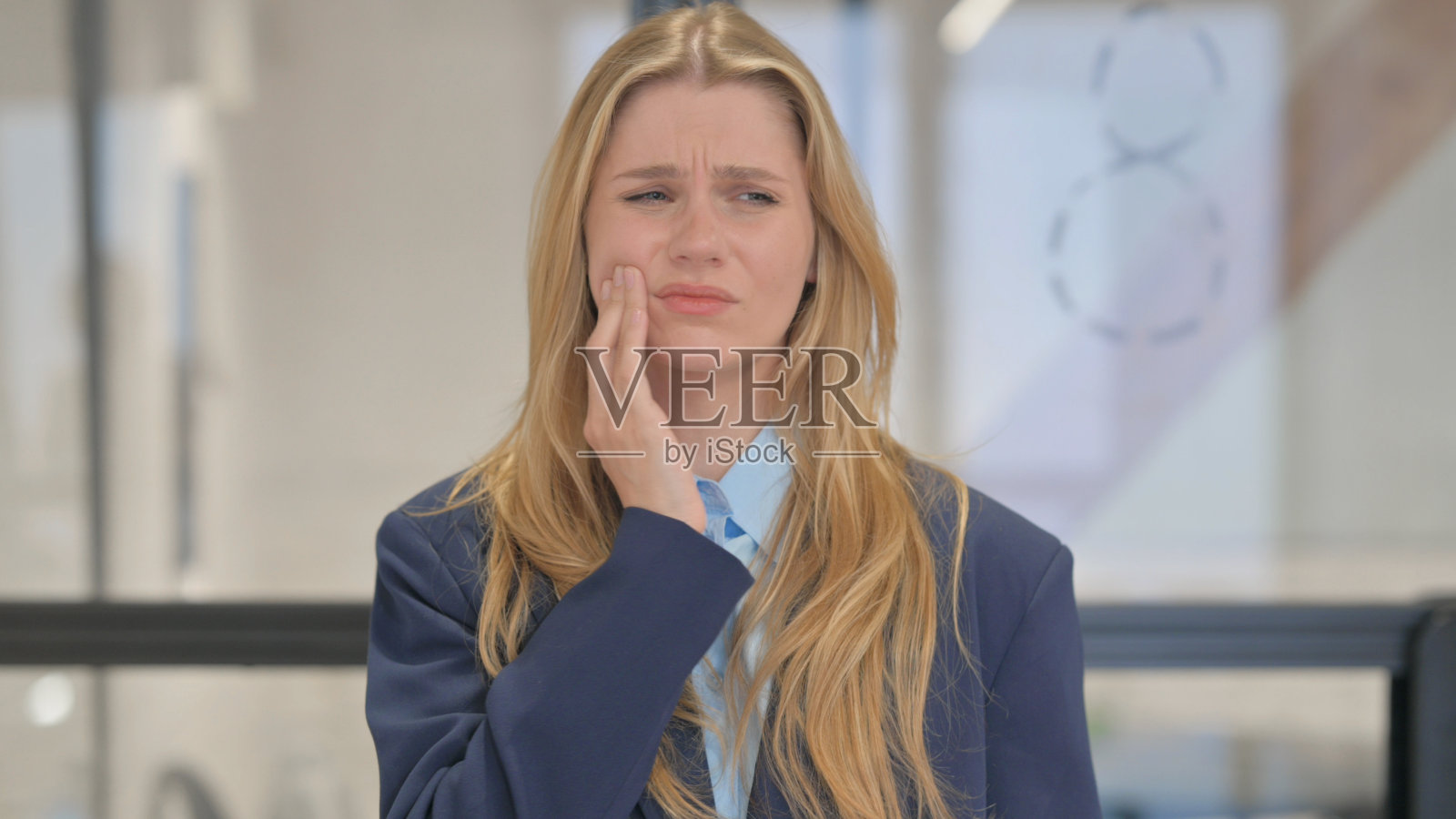 牙痛和感染的年轻女商人肖像照片摄影图片