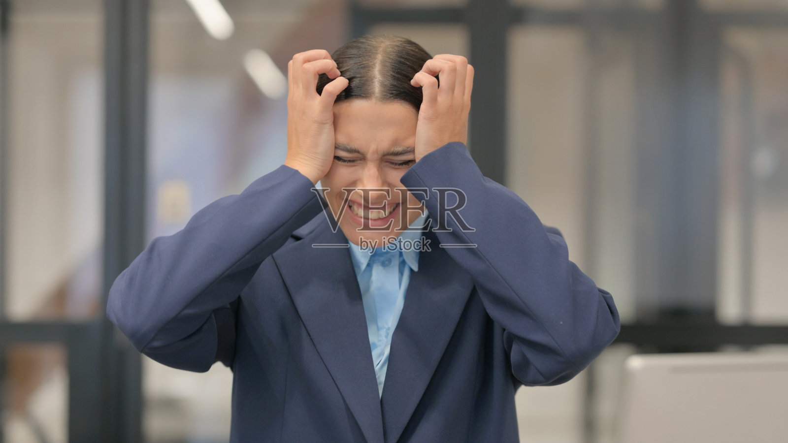 混血儿女商人面对失败的反应照片摄影图片