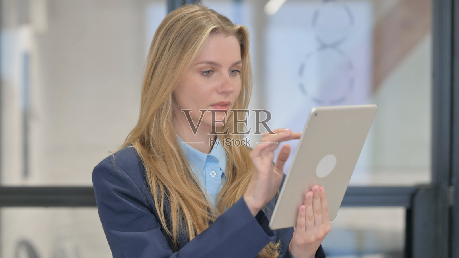 年轻女商人使用数码平板电脑的肖像照片摄影图片