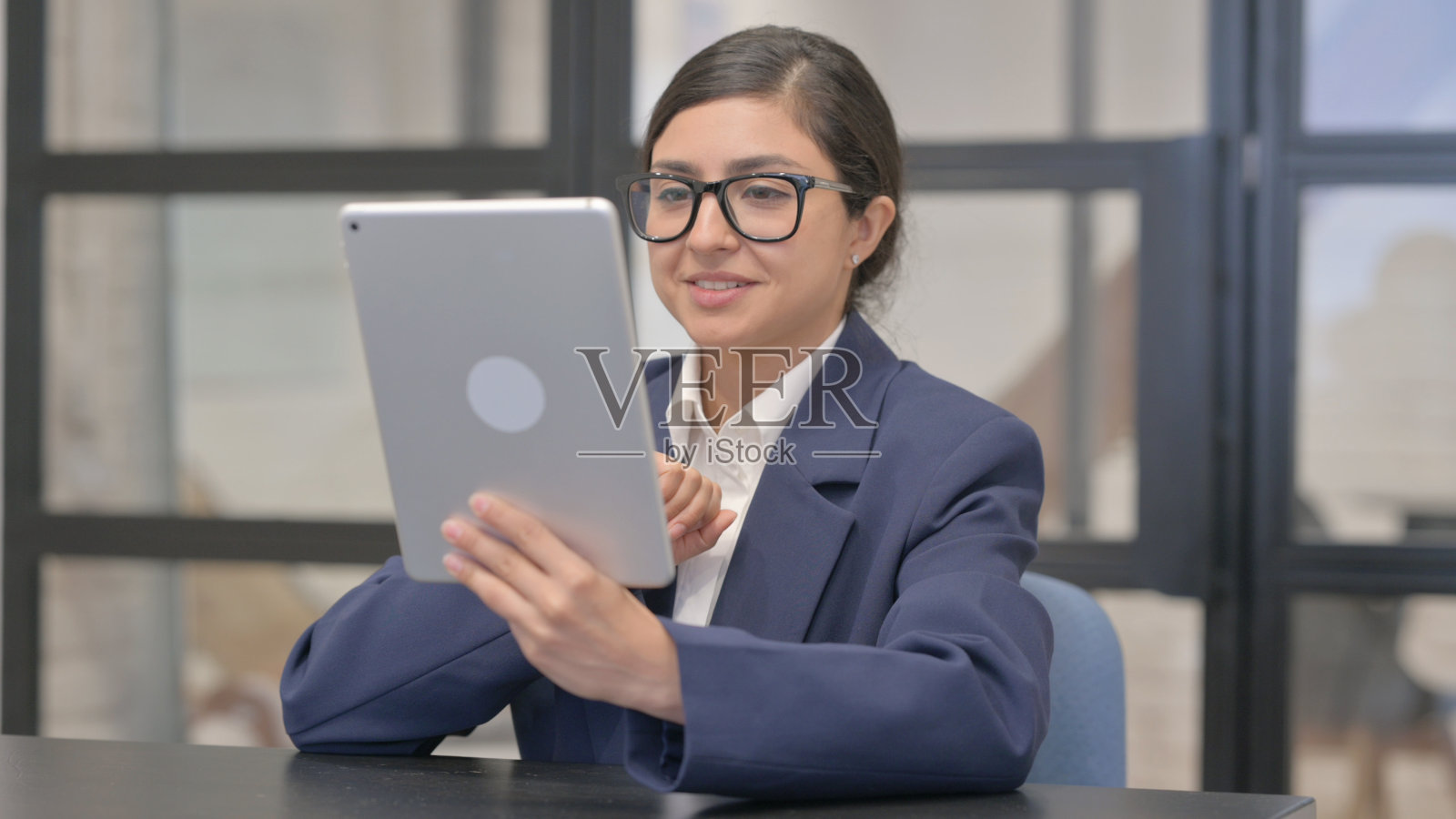 混血女商人在平板电脑上聊天照片摄影图片