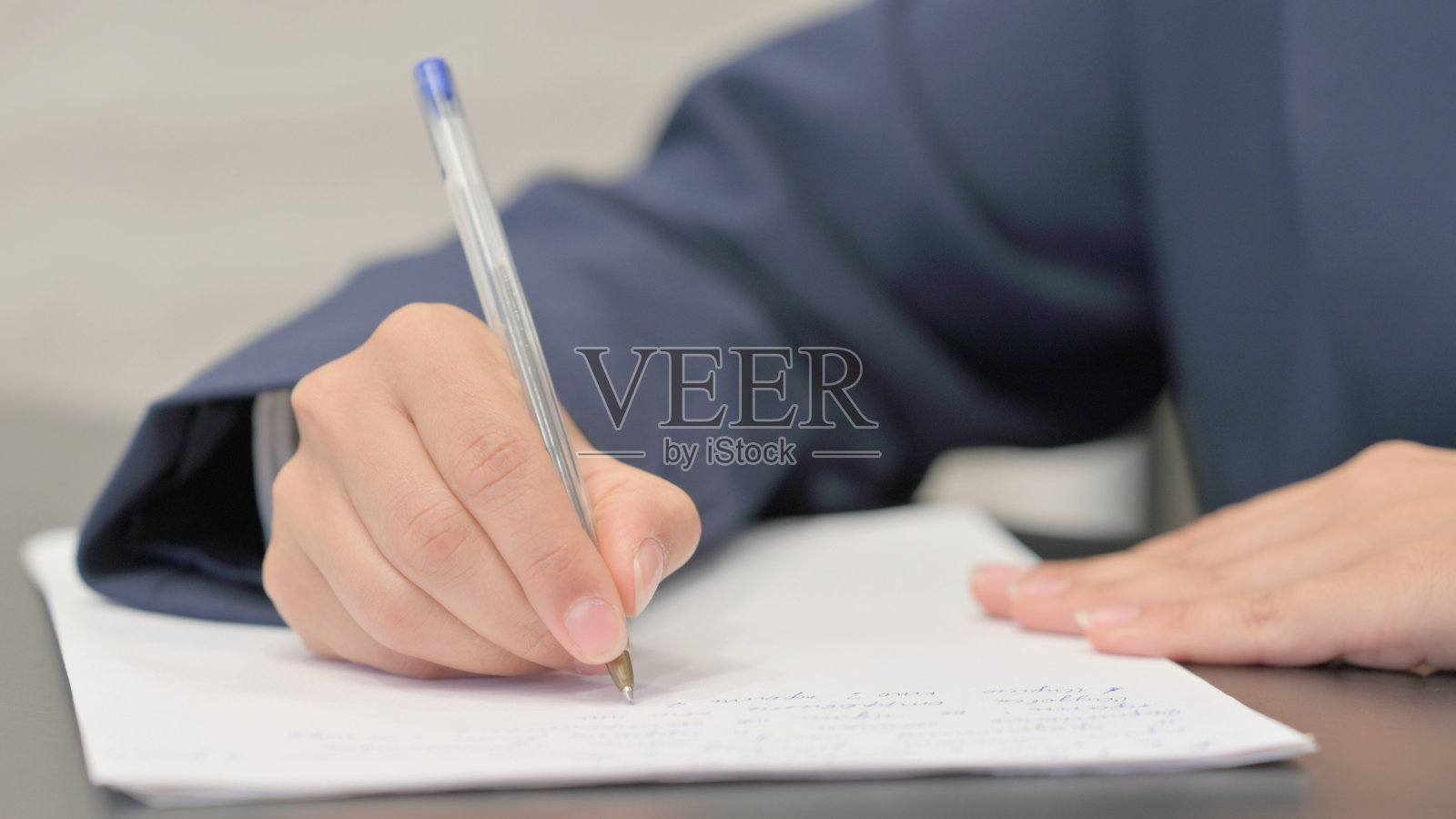 混血女商人写信特写照片摄影图片