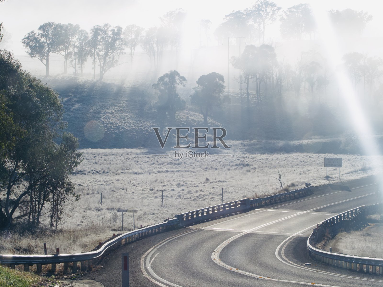 冬日薄雾清晨的乡间小路照片摄影图片