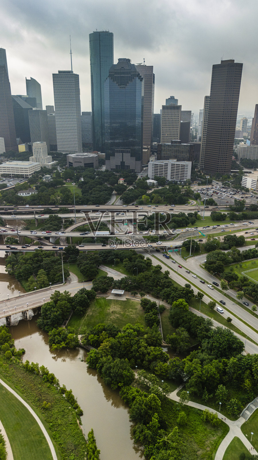 在德克萨斯州蜿蜒的海湾高速公路和布法罗河上，风暴在休斯顿市中心塔上酝酿照片摄影图片