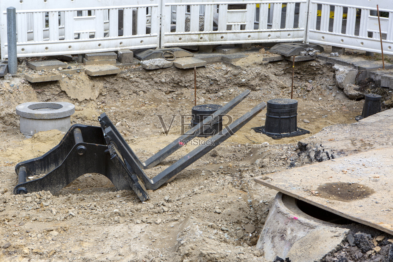 道路工程-准备下水道及消火栓照片摄影图片