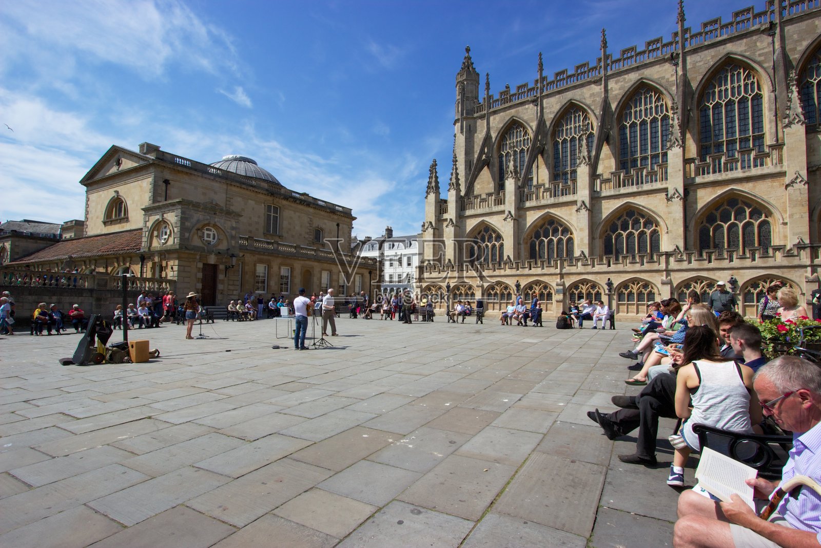 街头艺人和人群在英国巴斯的金斯顿游行照片摄影图片