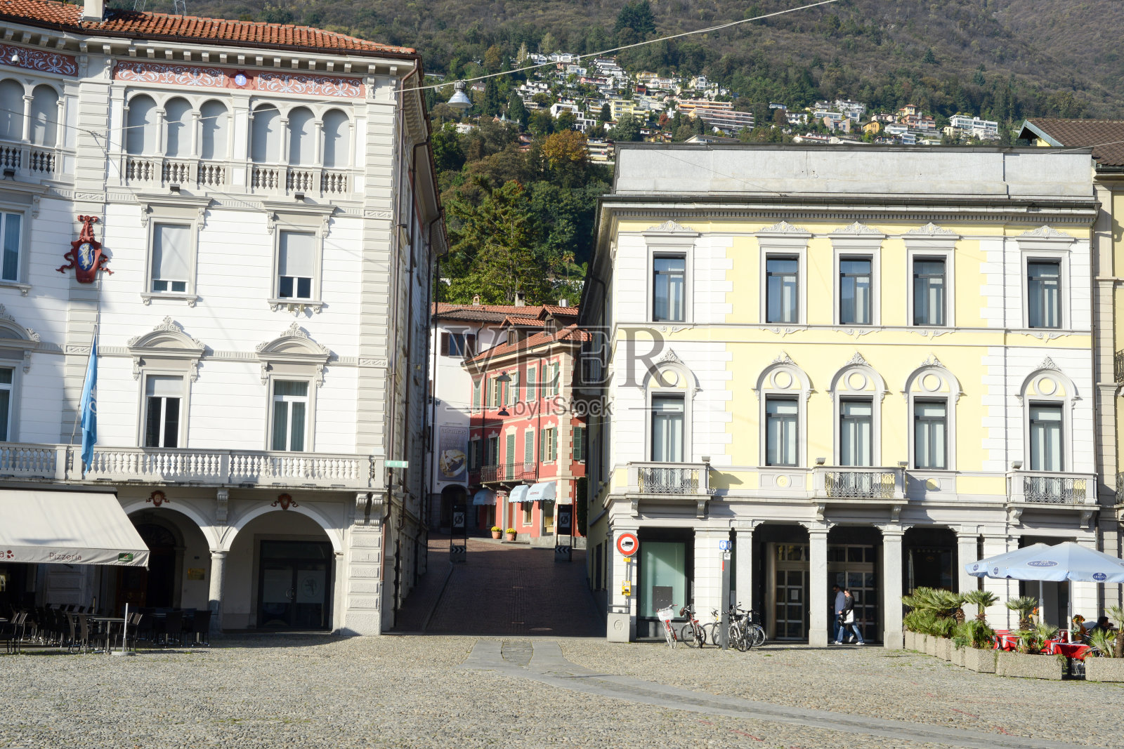 洛迦诺大广场的老房子照片摄影图片