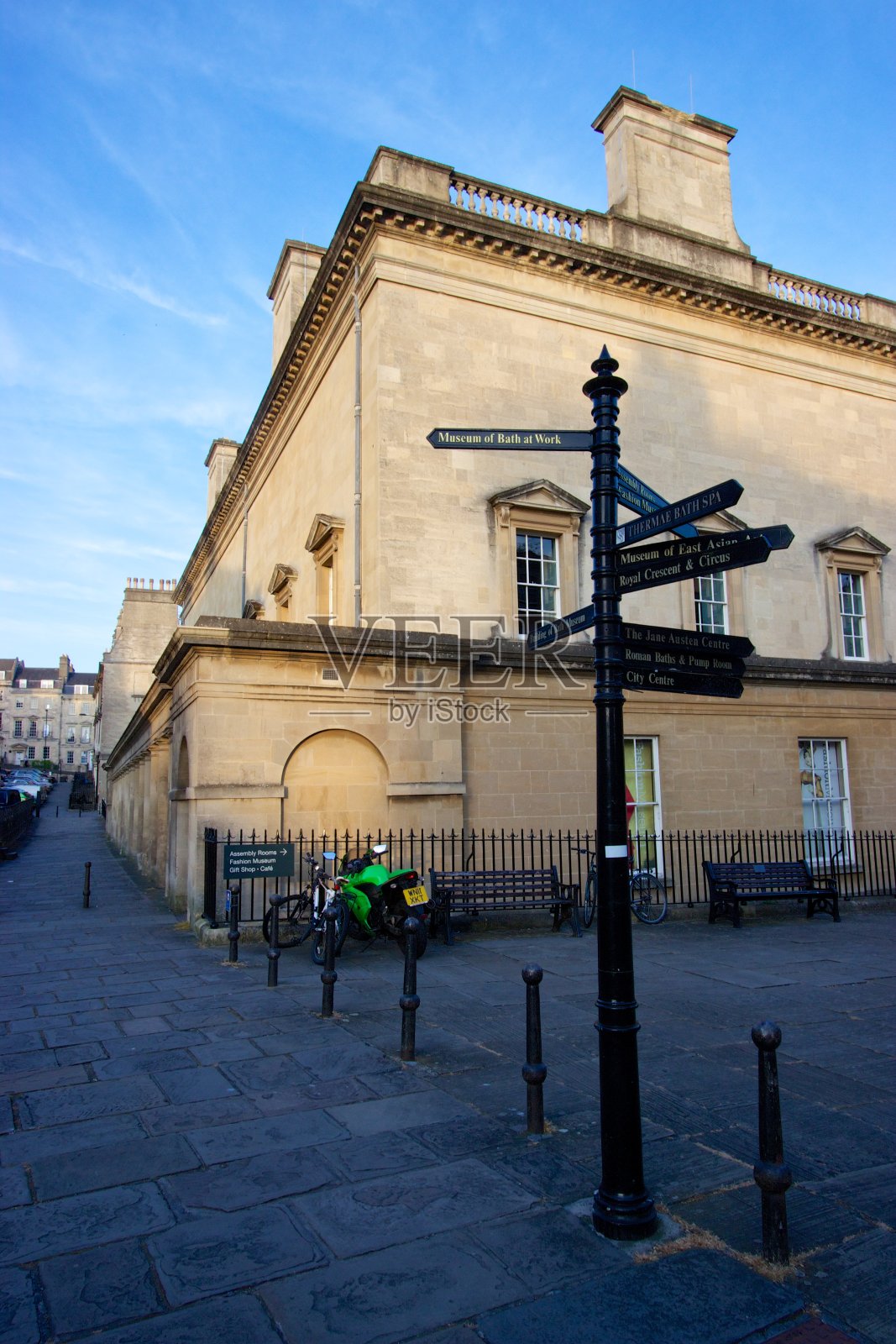 英国巴斯的路标，指向热门旅游景点照片摄影图片