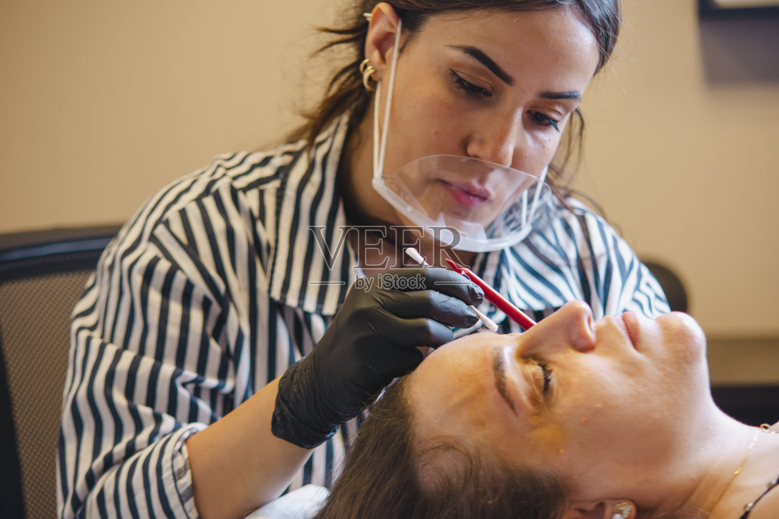 在美容院修眉照片摄影图片