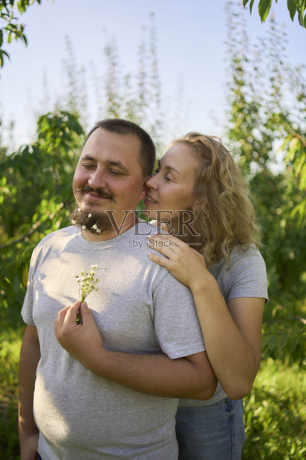 一对中年夫妇在花园里相爱照片摄影图片