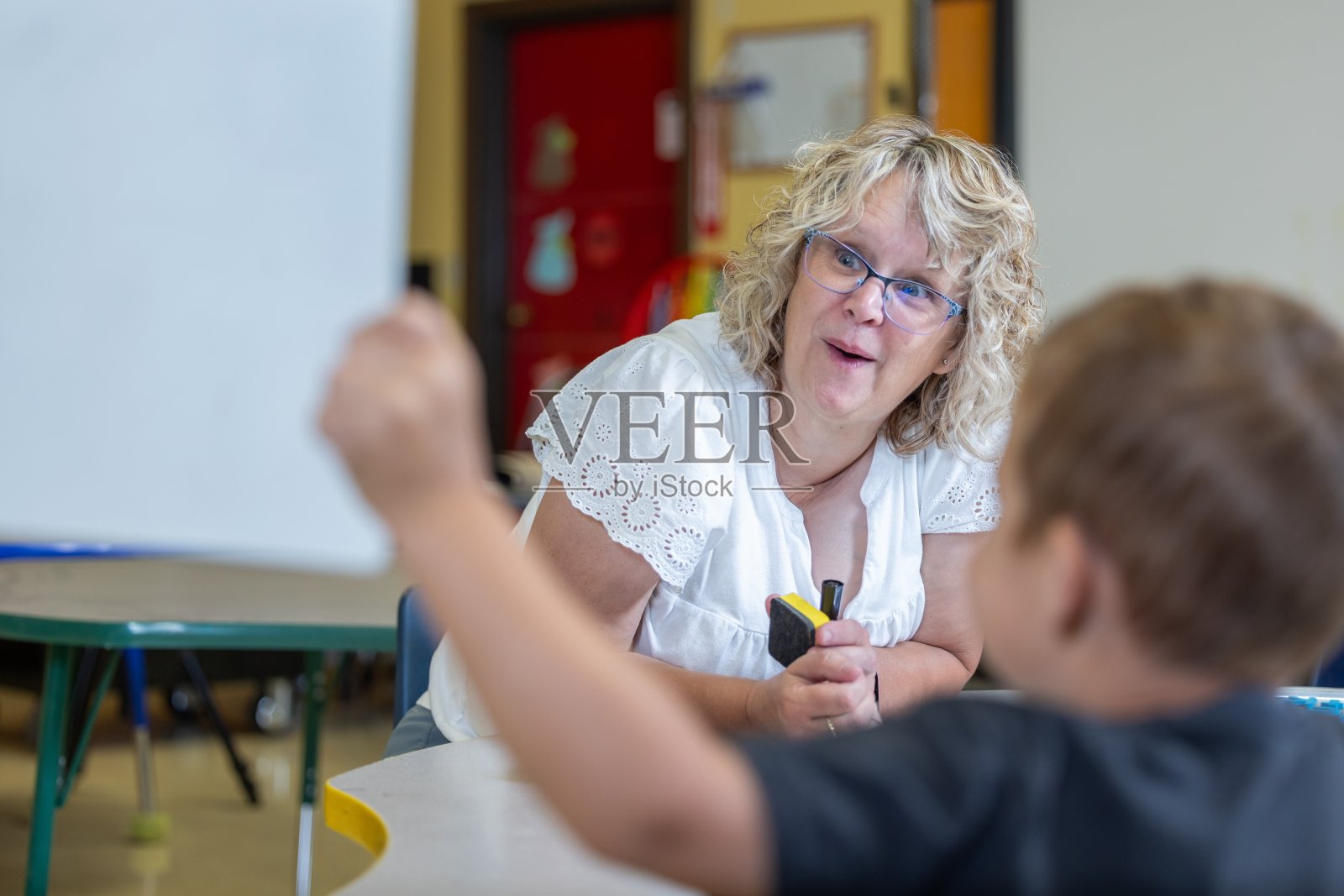 老师对教室里的一个小男孩印象深刻照片摄影图片