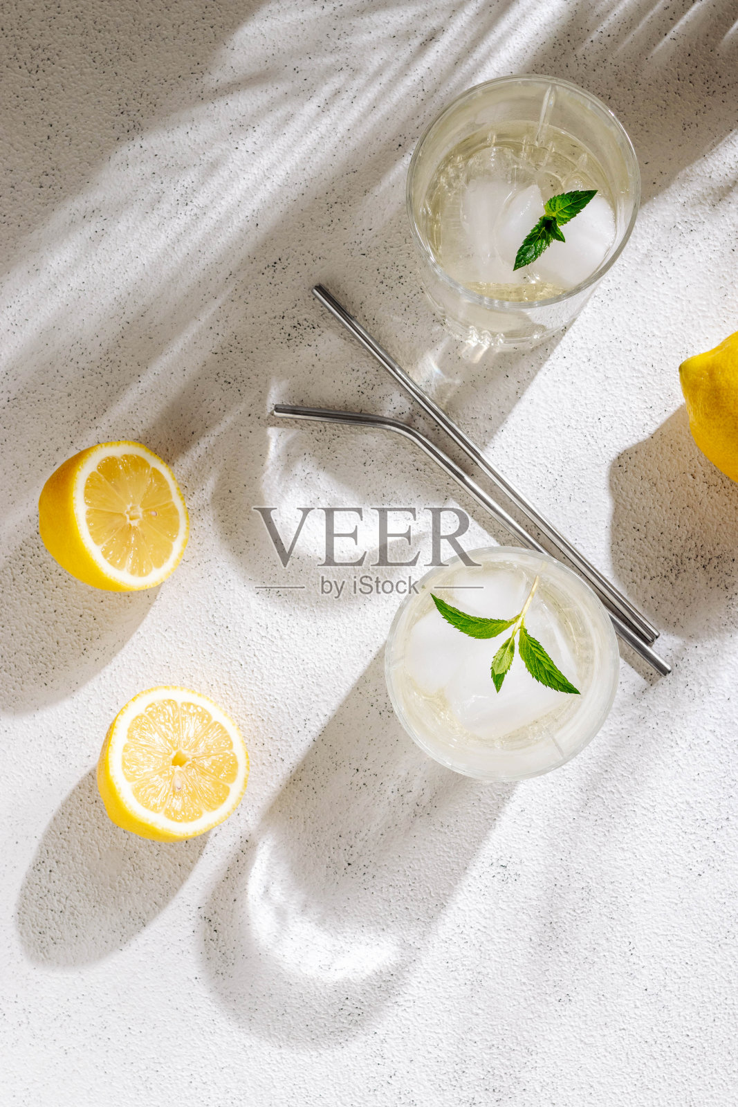 水晶杯配新鲜自制柑橘柠檬水，加冰和薄荷叶。清凉夏日饮品照片摄影图片