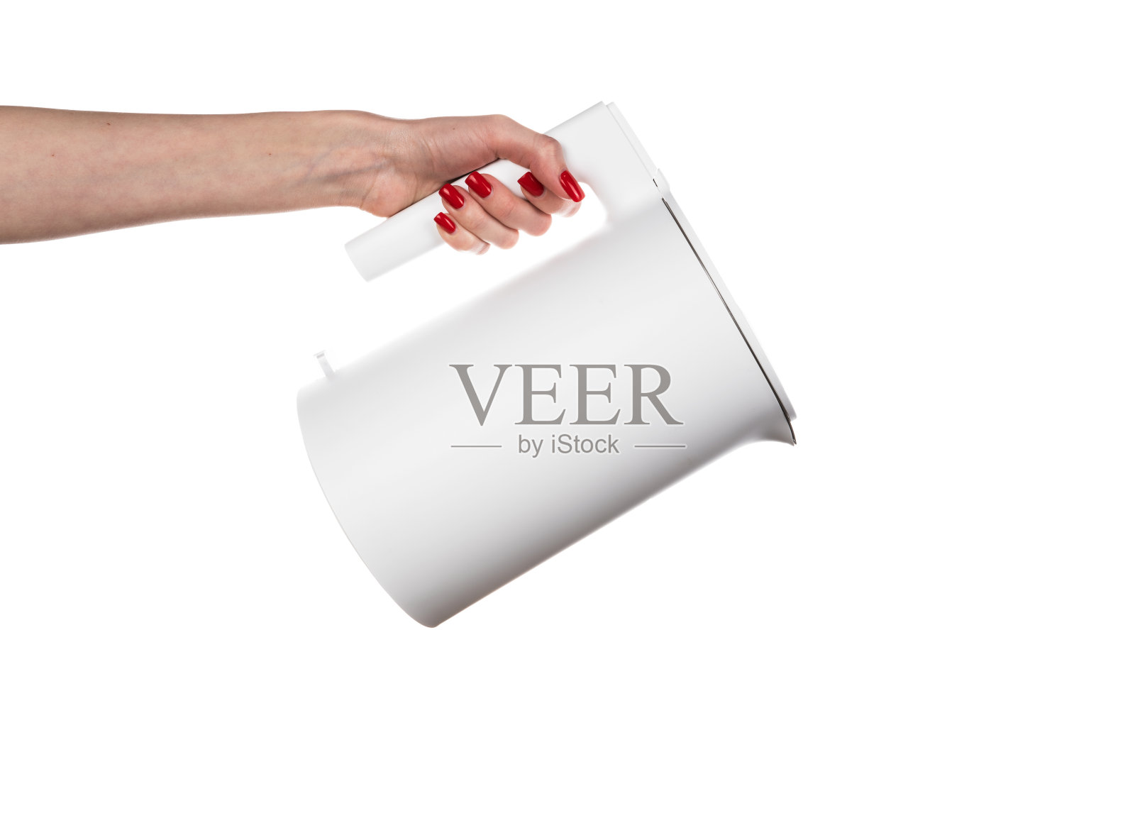 女性手中的新型现代电水壶被隔离在白色背景上照片摄影图片