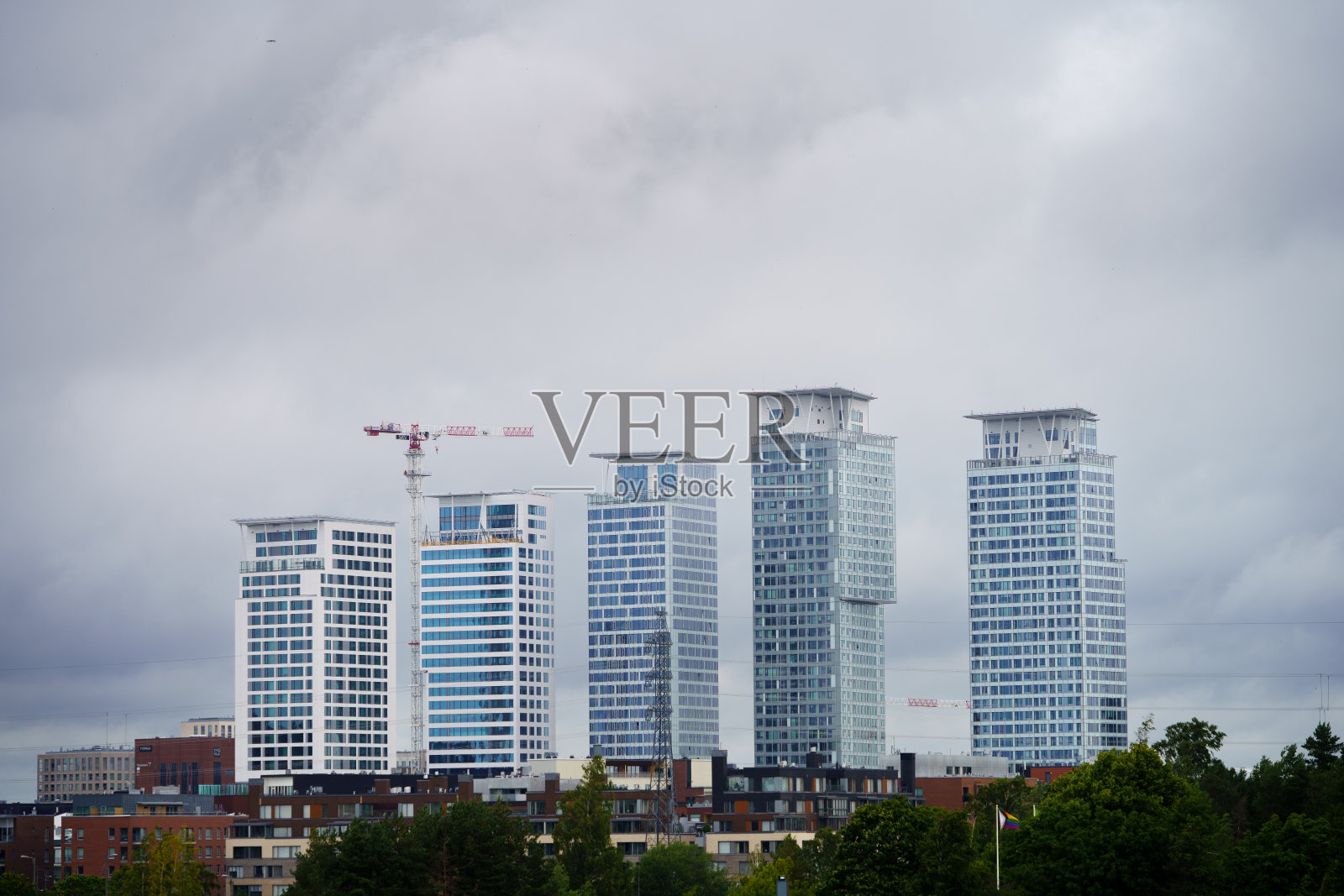 芬兰赫尔辛基Kalasatama的现代摩天大楼。照片摄影图片