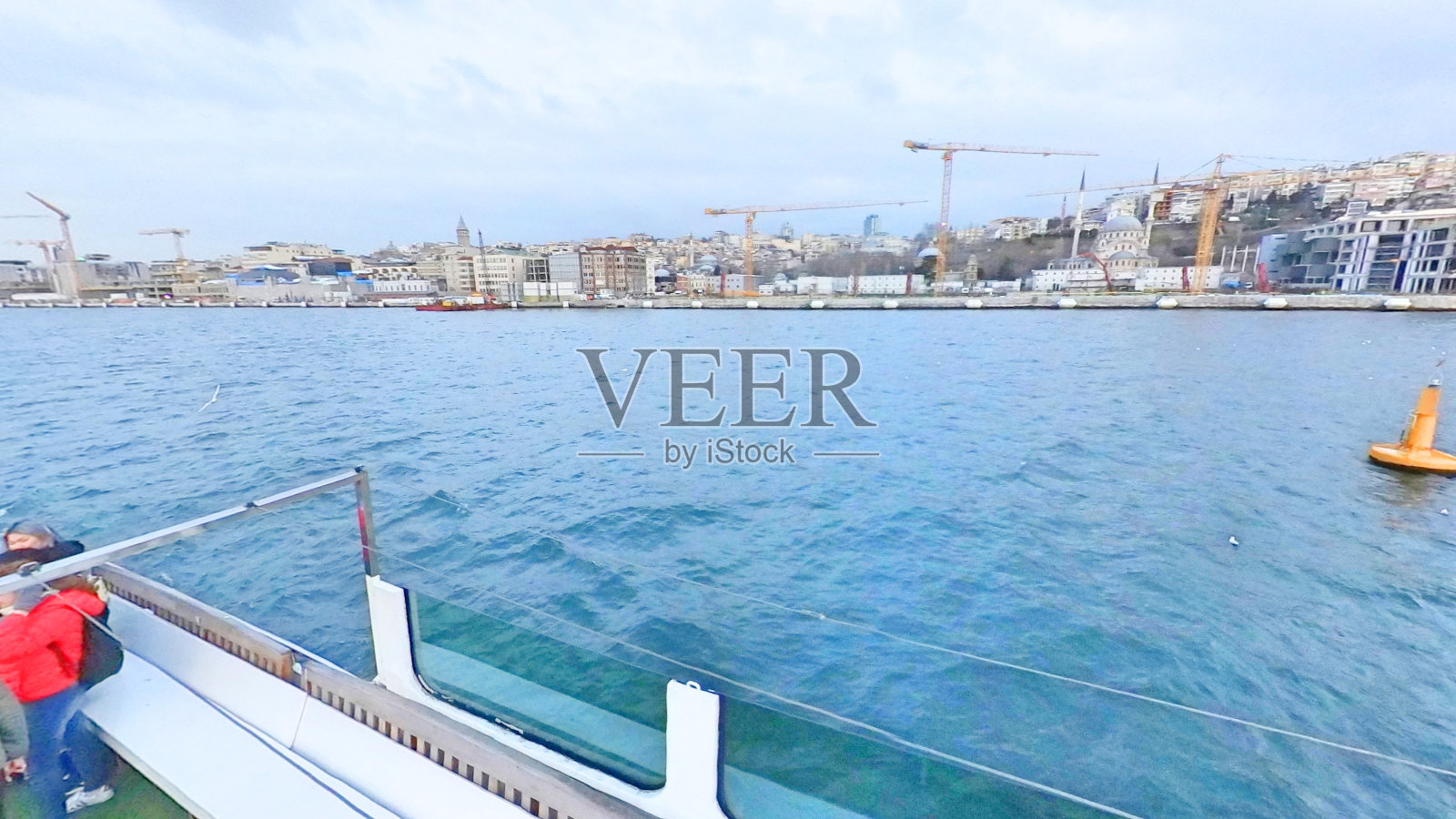 土耳其伊斯坦布尔，游客在博斯普鲁斯海峡的私人游轮上拍照照片摄影图片
