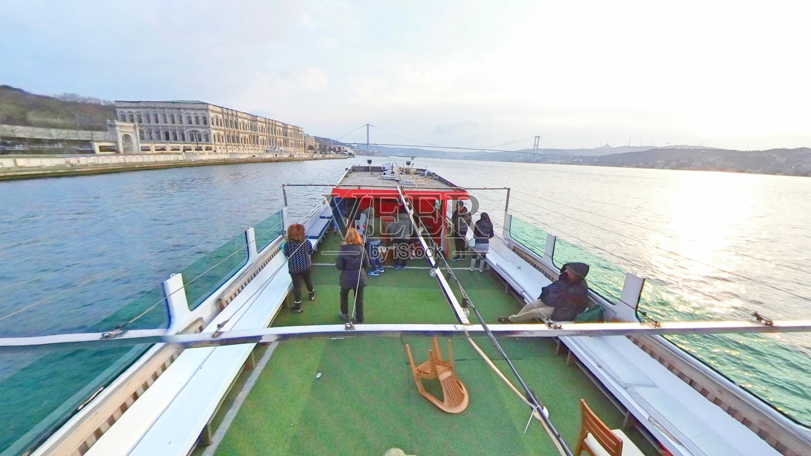 土耳其伊斯坦布尔，游客在博斯普鲁斯海峡的私人游轮上拍照照片摄影图片