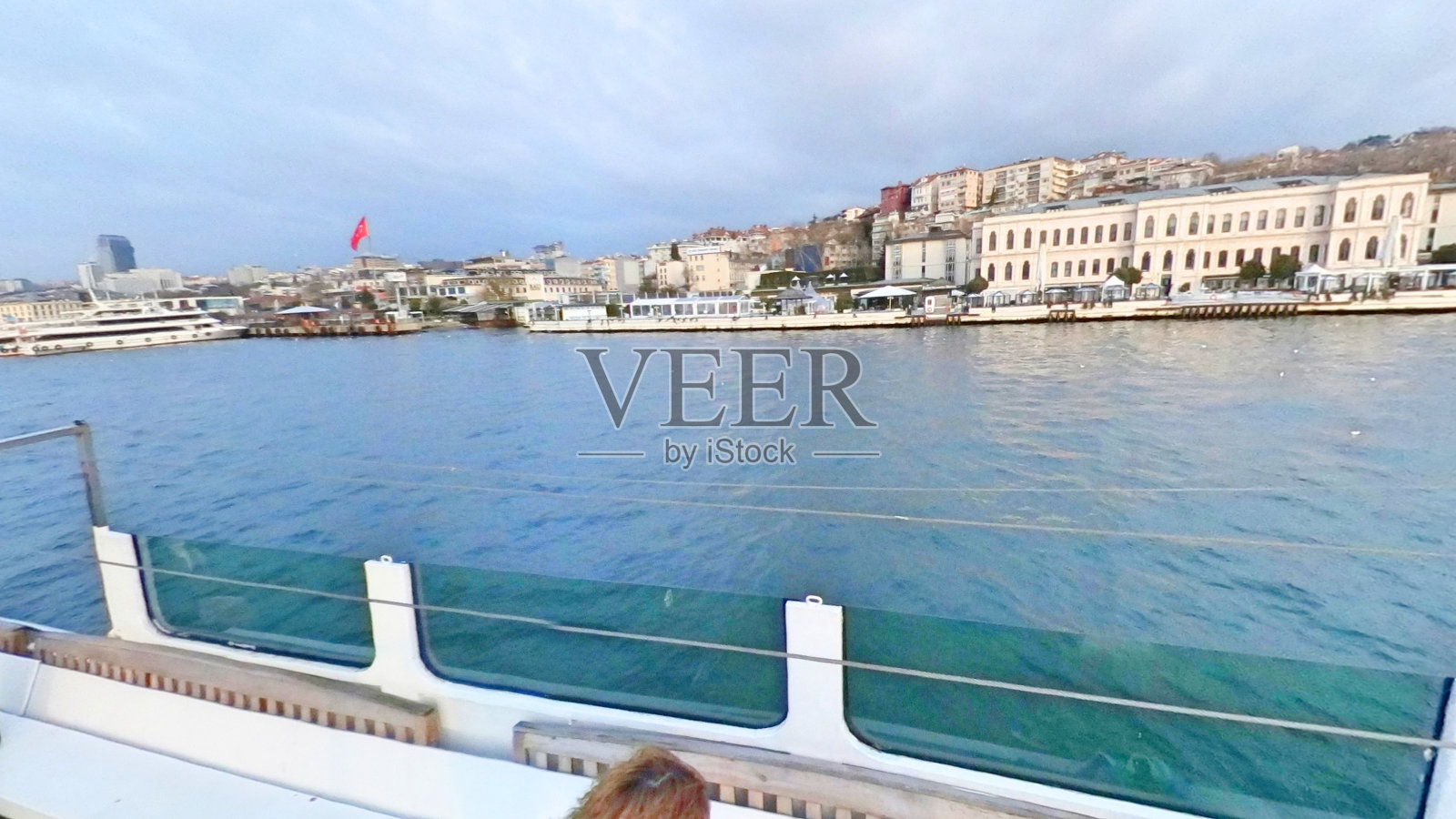 土耳其伊斯坦布尔，游客在博斯普鲁斯海峡的私人游轮上拍照照片摄影图片