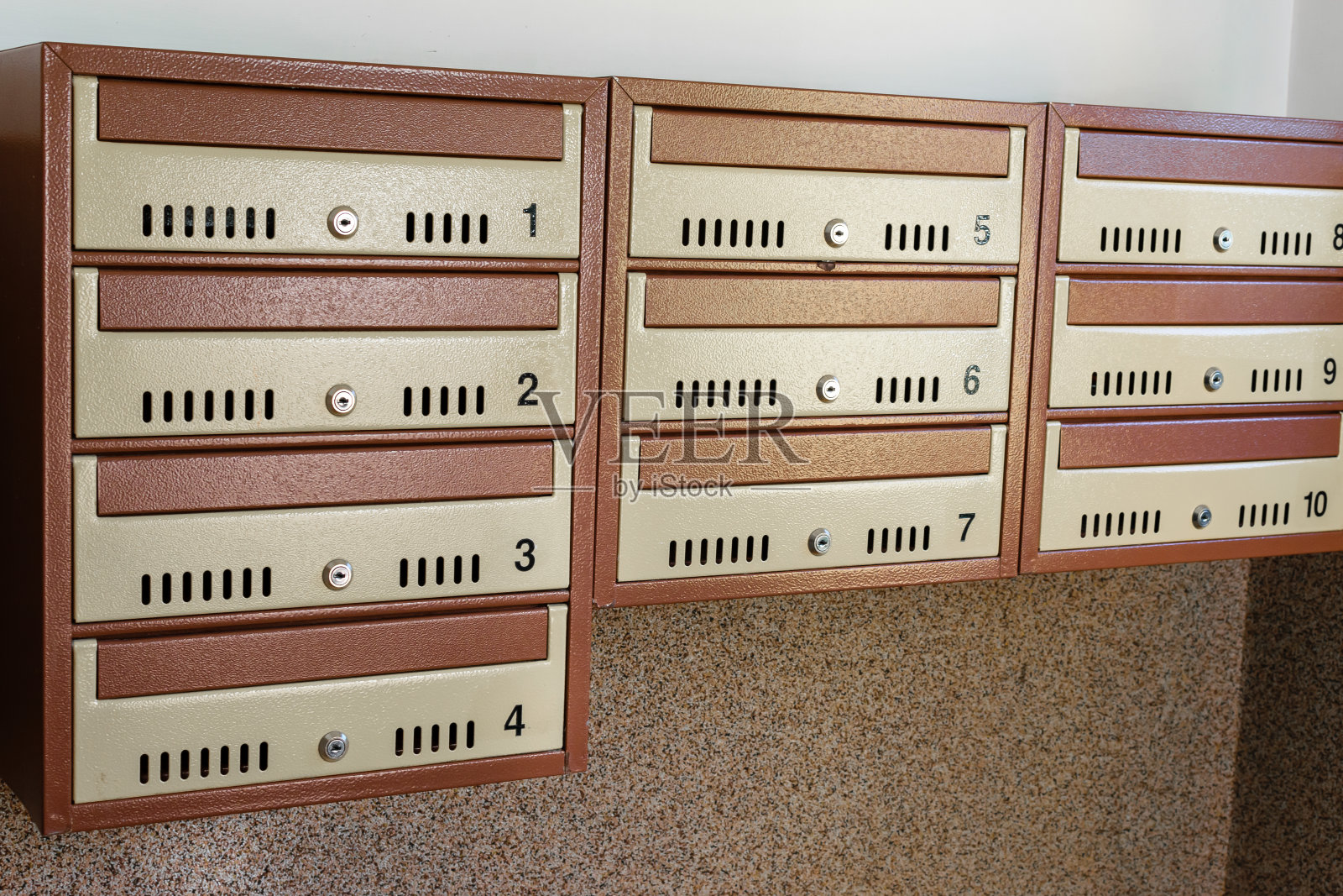 公寓楼楼梯间的金属信箱照片摄影图片