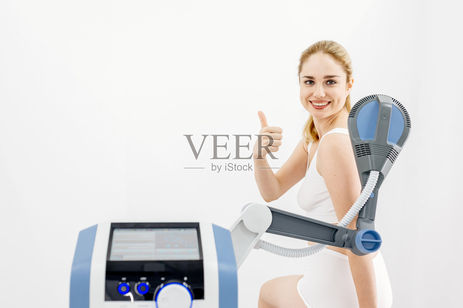 一位年轻女子在现代诊所接受先进的超感应磁疗。非常适合突出尖端的医疗和健康创新。照片摄影图片