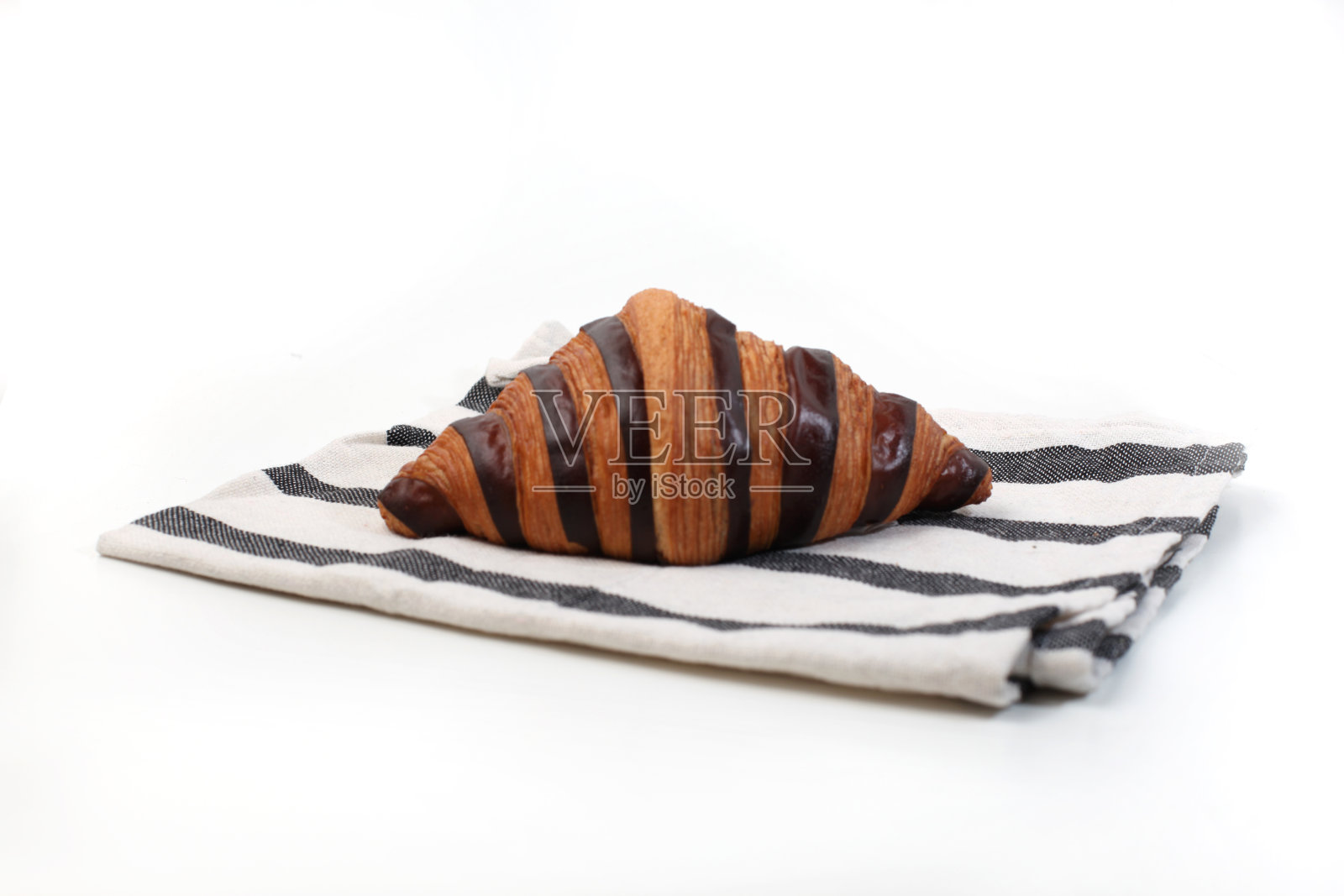 牛角面包铺在桌布上，里面有巧克力馅，很适合做食谱和文章照片摄影图片