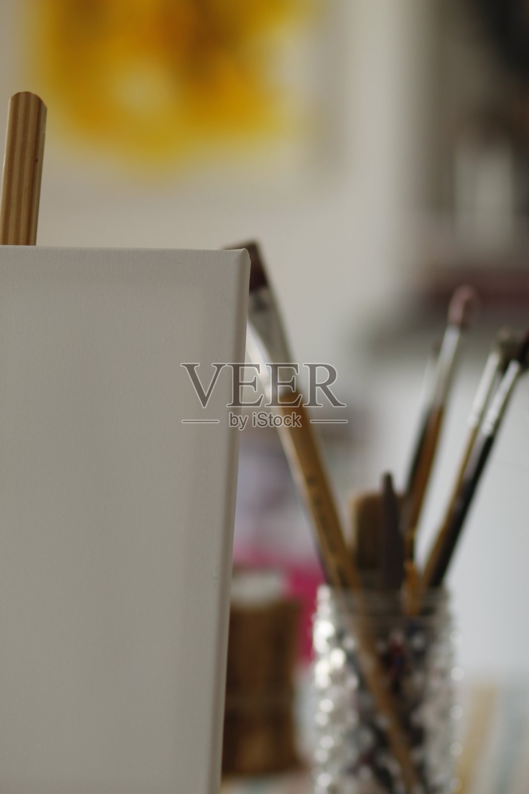 油漆刷和带画布的小画架照片摄影图片