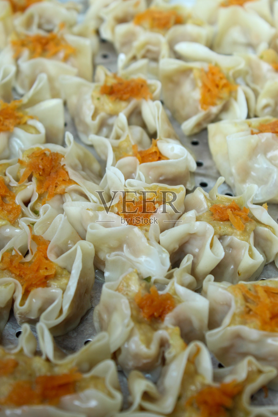 用平底锅蒸的鸡肉点心。鸡点心特写照片摄影图片