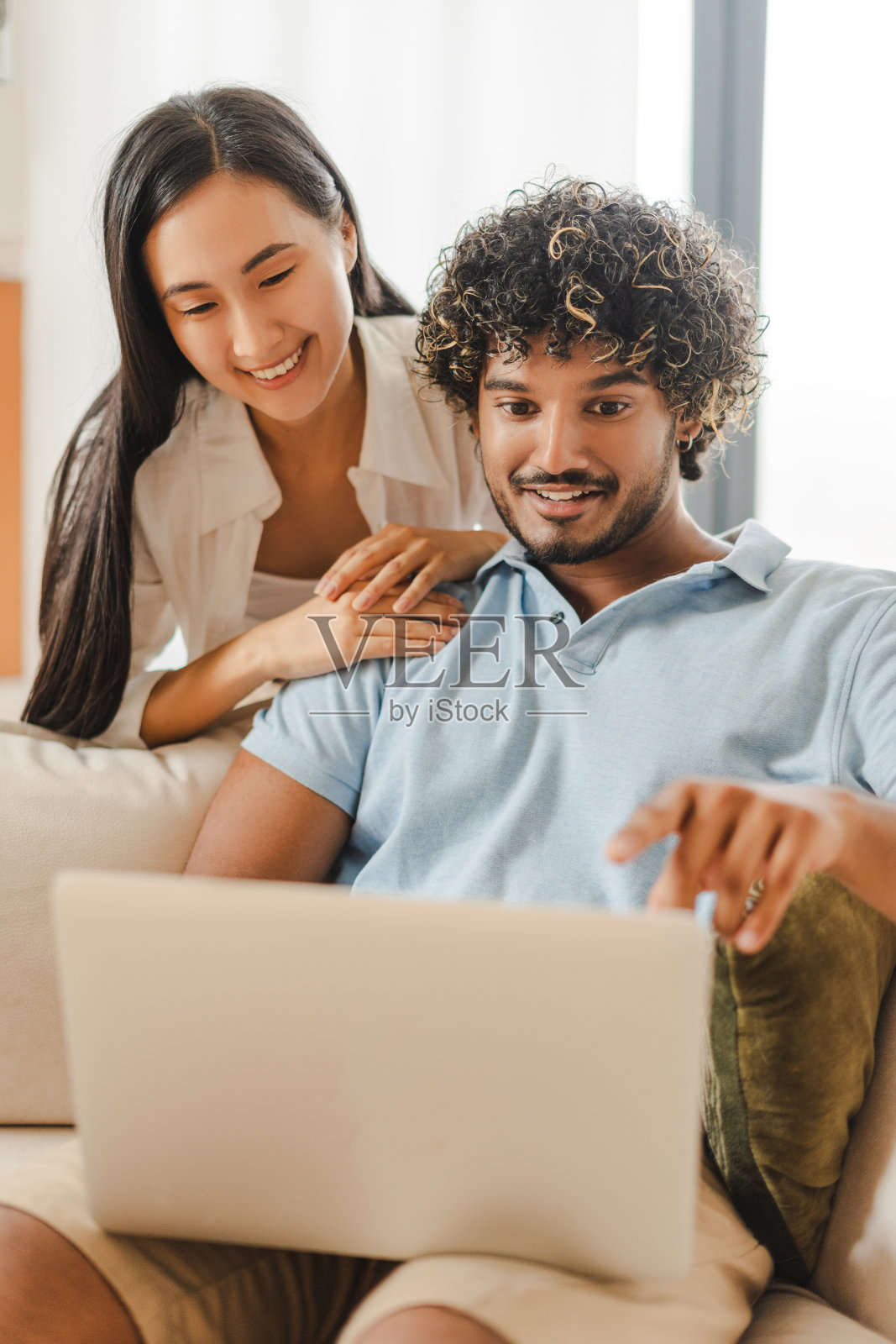 幸福的夫妇在家里沙发上用笔记本电脑上网照片摄影图片