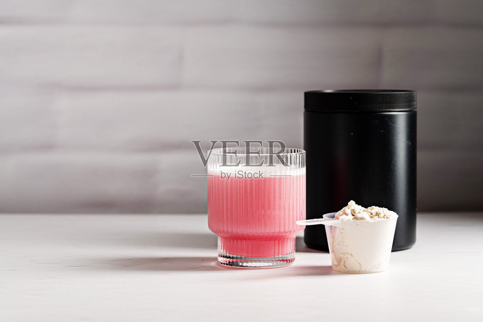 胶原蛋白粉。蛋白粉饮料和粉在一勺照片摄影图片