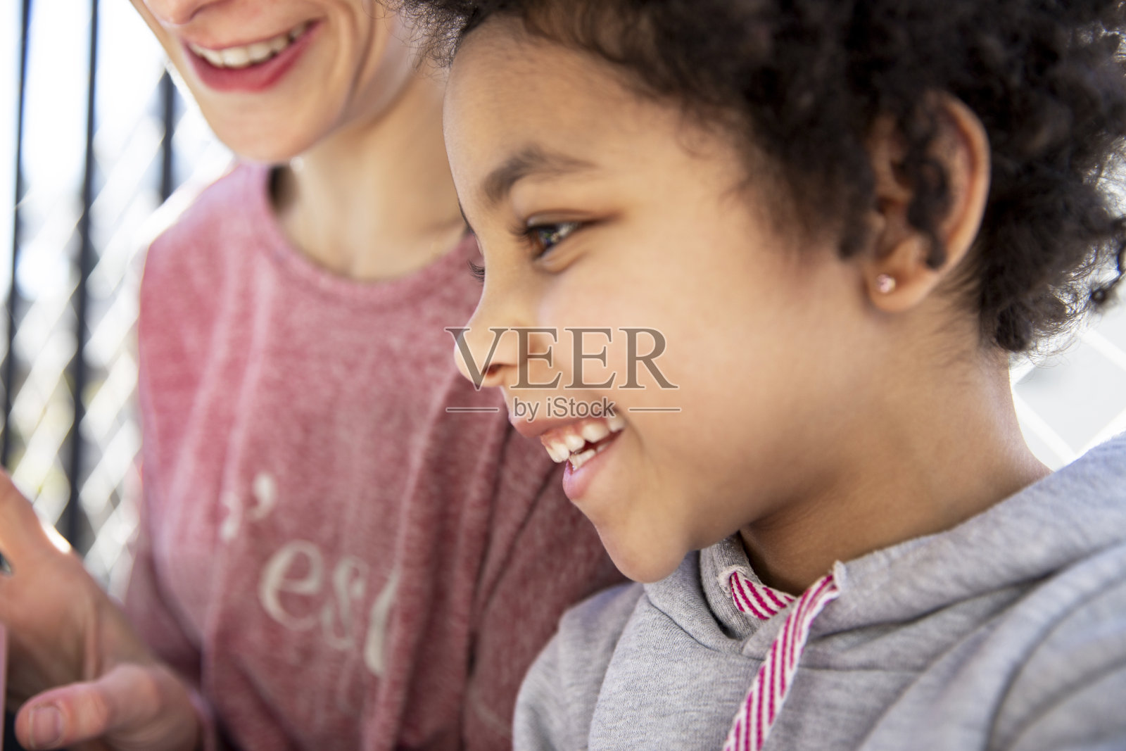 与妈妈和女儿一起讲有趣故事的休闲时光。照片摄影图片