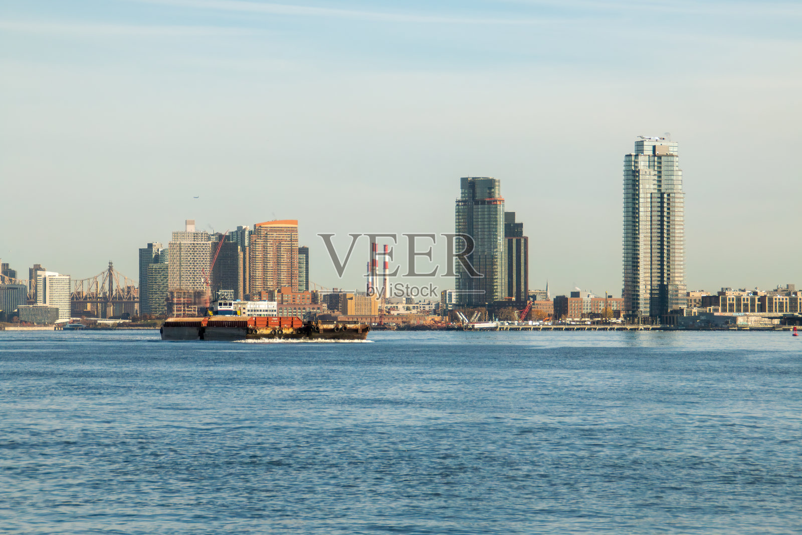 纽约，美国。东河上航行的工业驳船。照片摄影图片