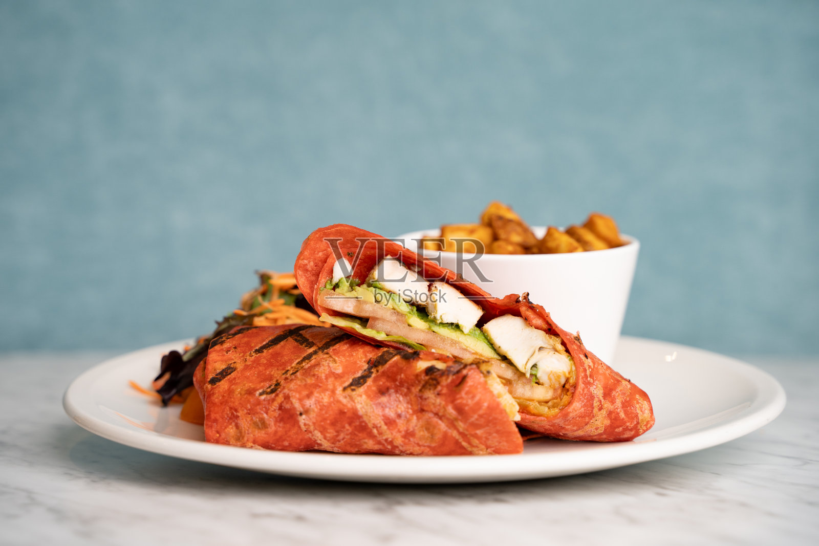 烤鸡卷。照片摄影图片