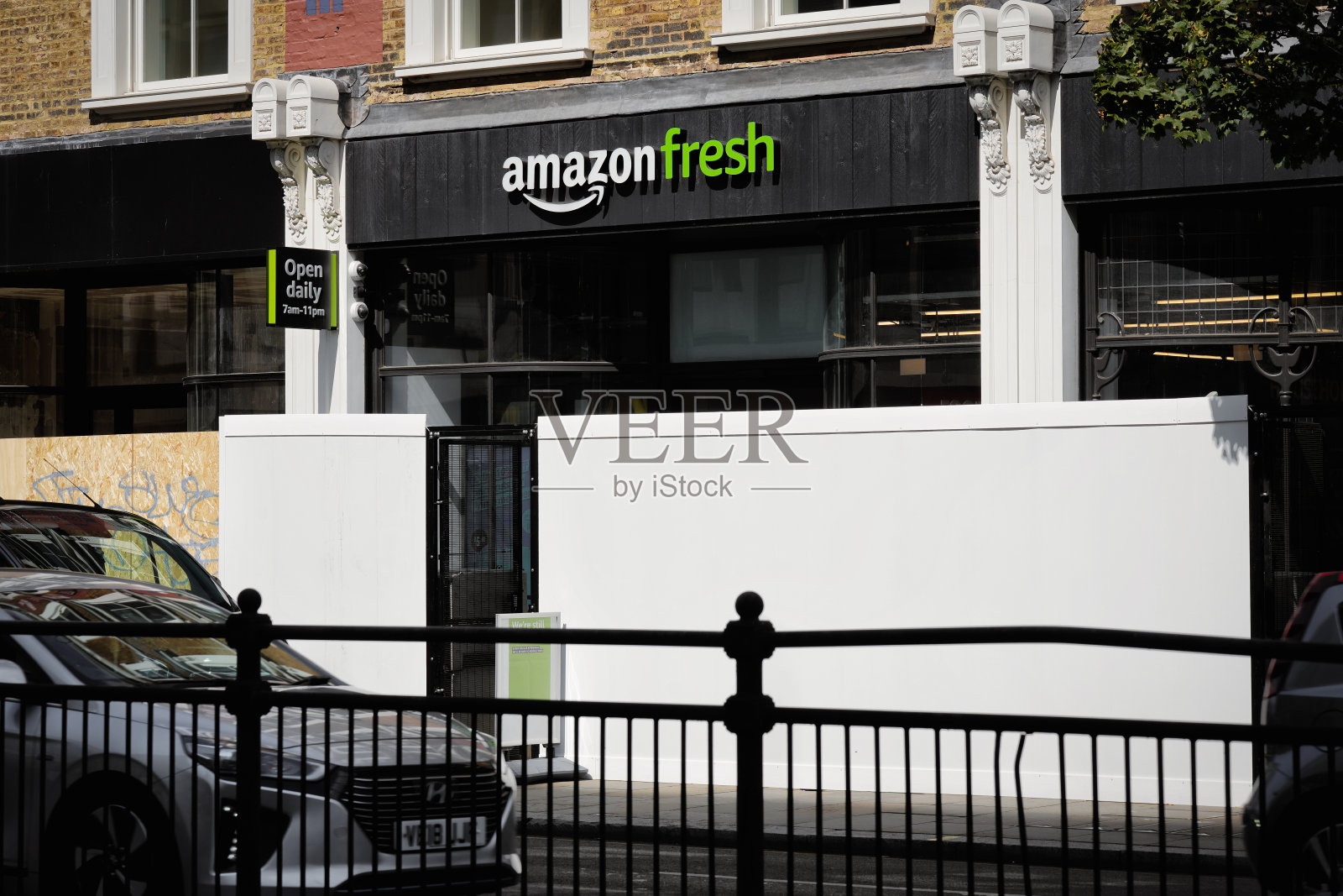 诺丁山门高街的亚马逊生鲜杂货店;诺丁山物业为诺丁山狂欢节，诺丁山日，西伦敦英格兰联合王国照片摄影图片