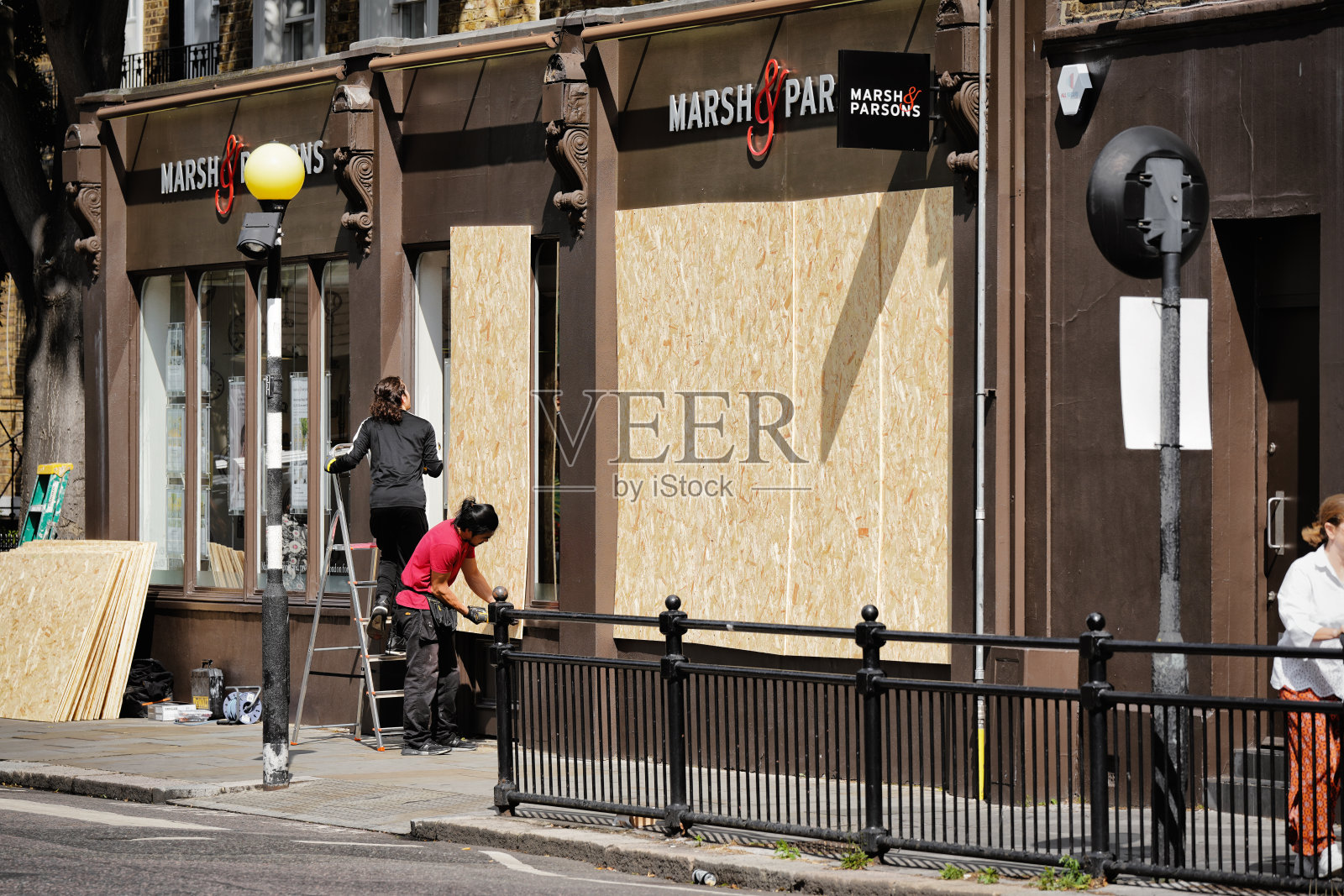 诺丁山物业，Marsh & Parsons房地产代理公司为诺丁山狂欢节的立面进行了木板装饰，诺丁山，一天，西伦敦，英国照片摄影图片