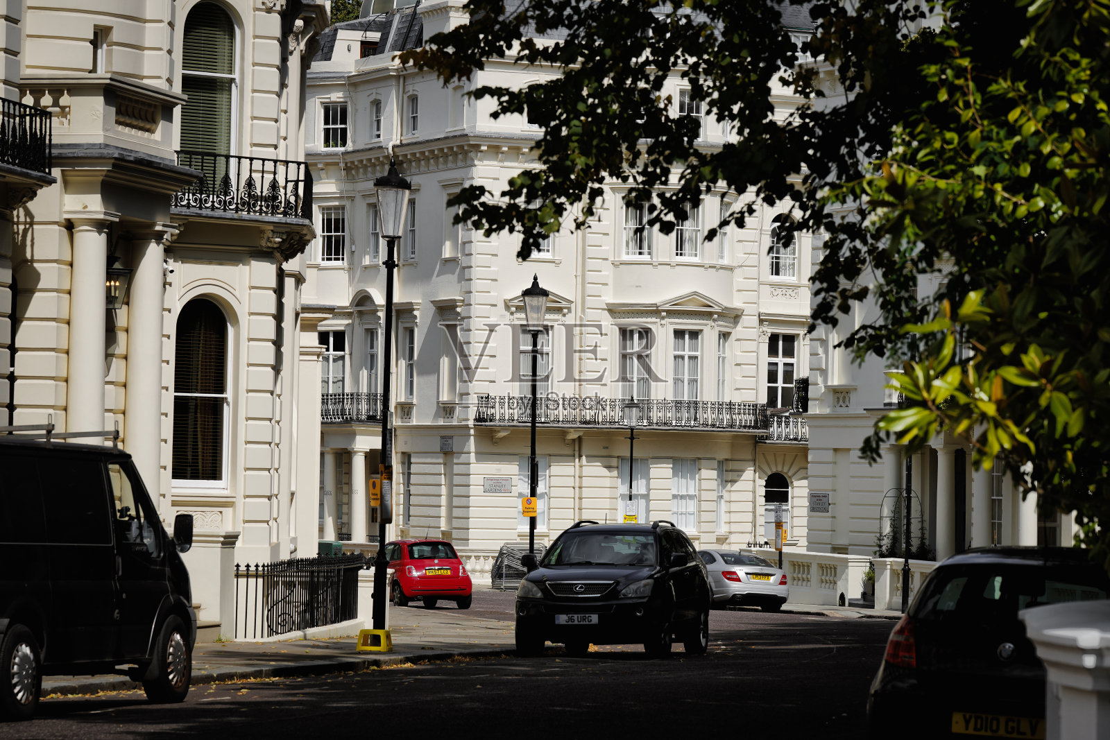 Ladbroke Estate大排屋:英国伦敦西部诺丁山肯辛顿公园花园街的詹姆士一世风格的乡村梁式檐口照片摄影图片