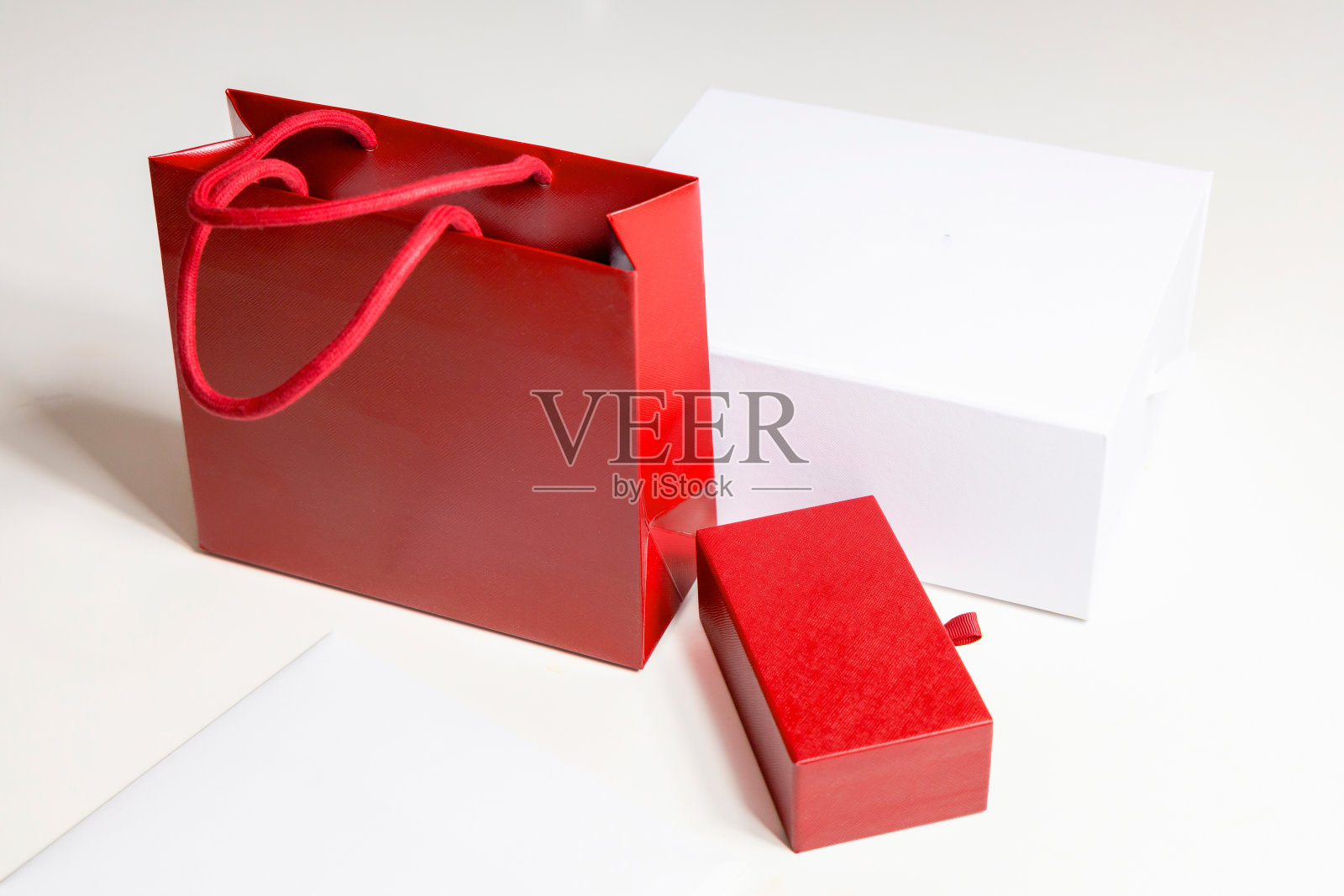 礼物装在一个红色的礼品盒里照片摄影图片