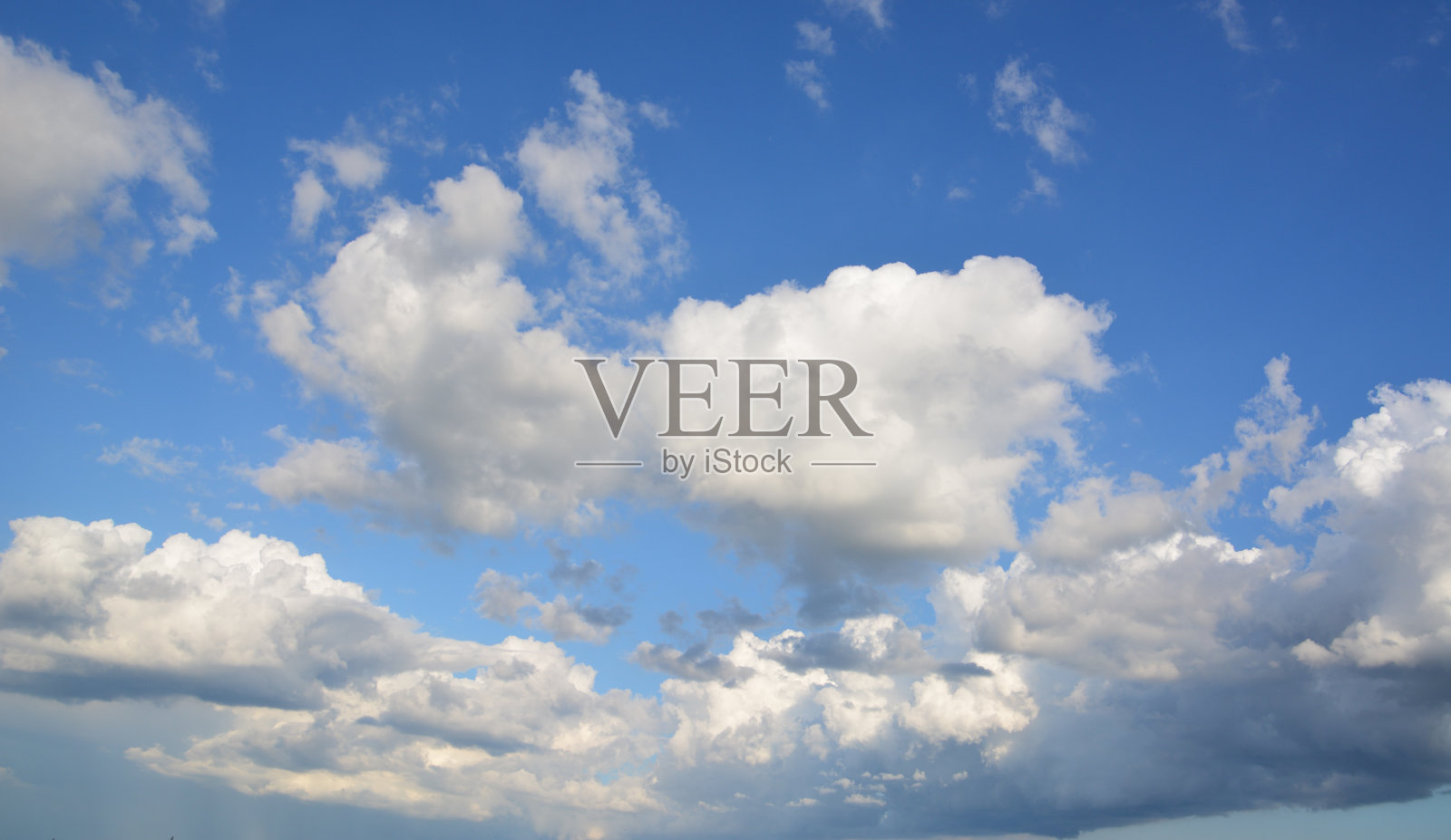 一组飞舞的云，是在蓝天壁纸照片摄影图片