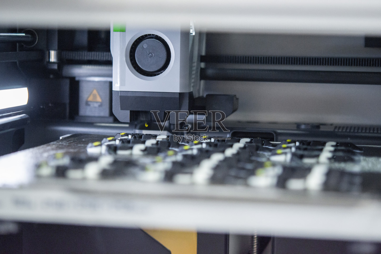 3D打印机在从熔融中打印物体的过程中照片摄影图片