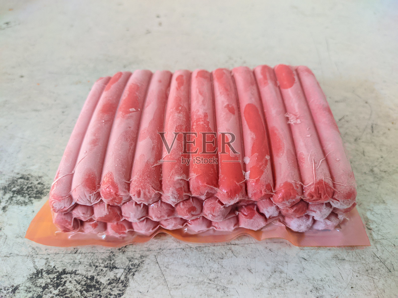 新鲜的香肠肉被隔离在白色背景上照片摄影图片