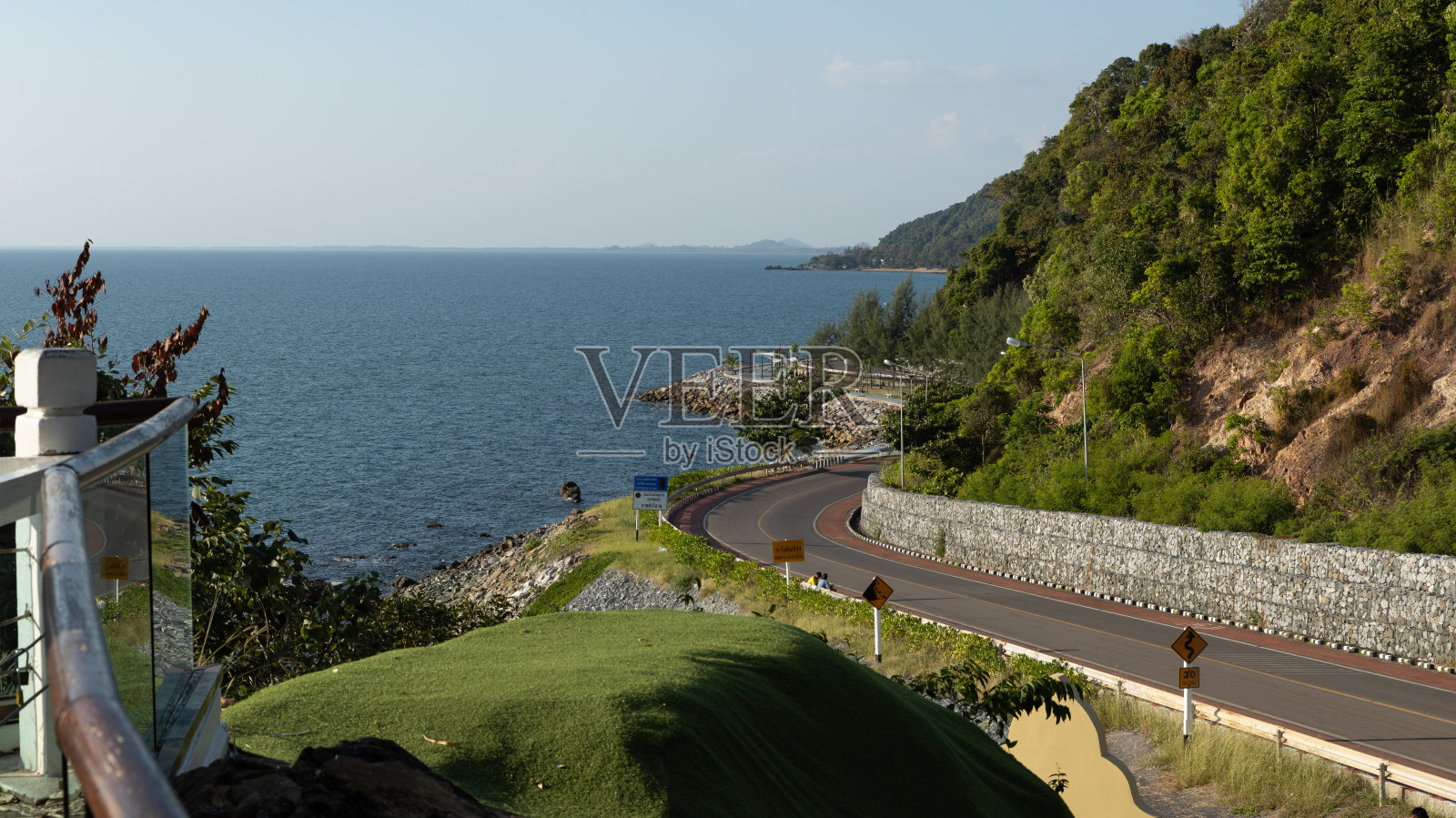 地中海上蜿蜒的道路照片摄影图片