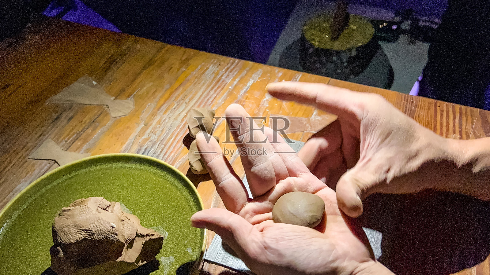 手揉陶瓷制品照片摄影图片