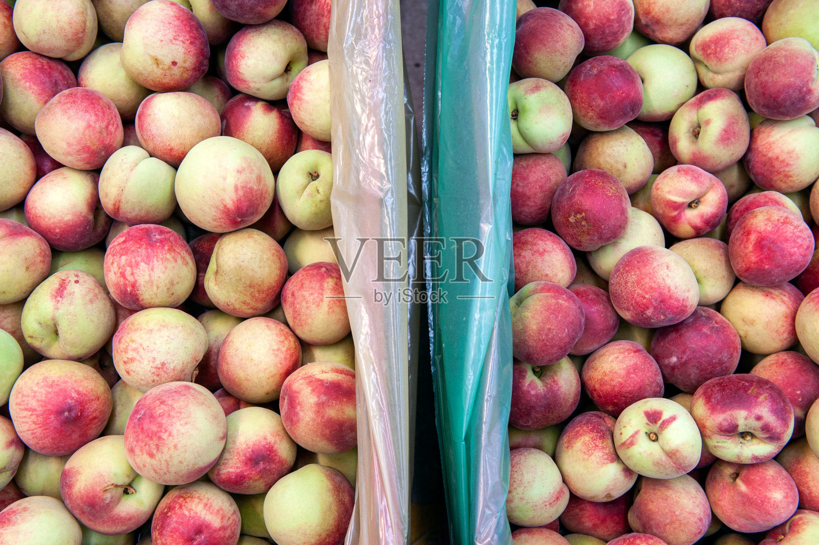 盒子里的桃子在画框中间分开照片摄影图片