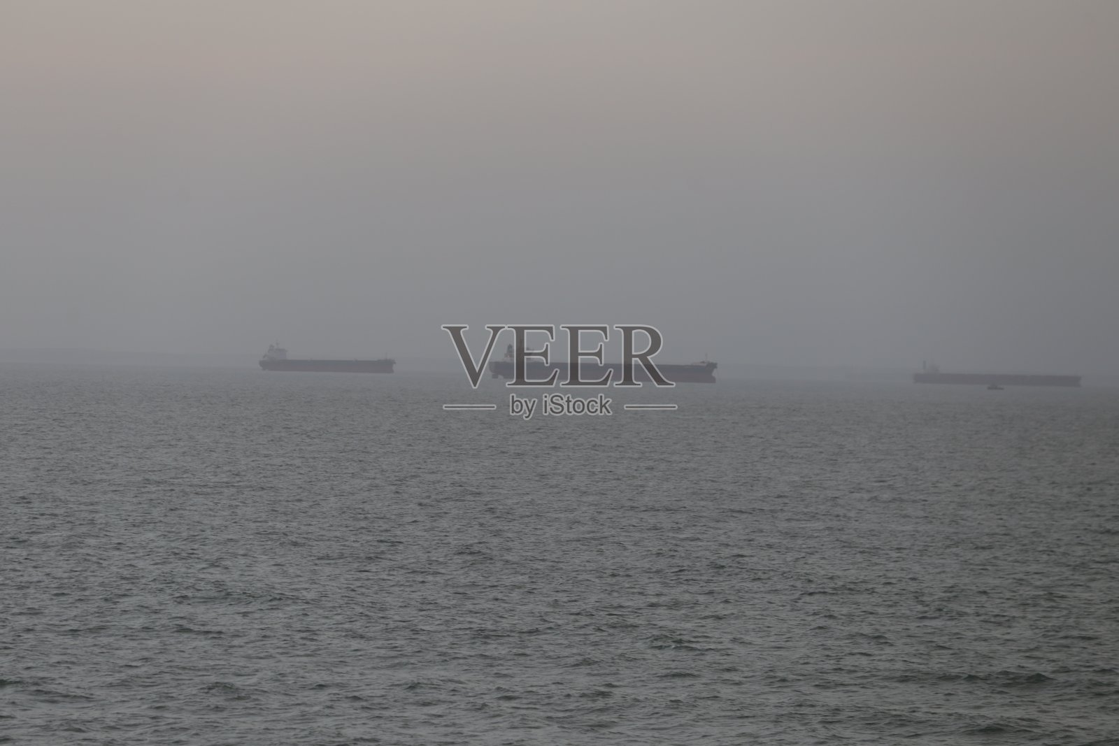 船在雾中航行照片摄影图片