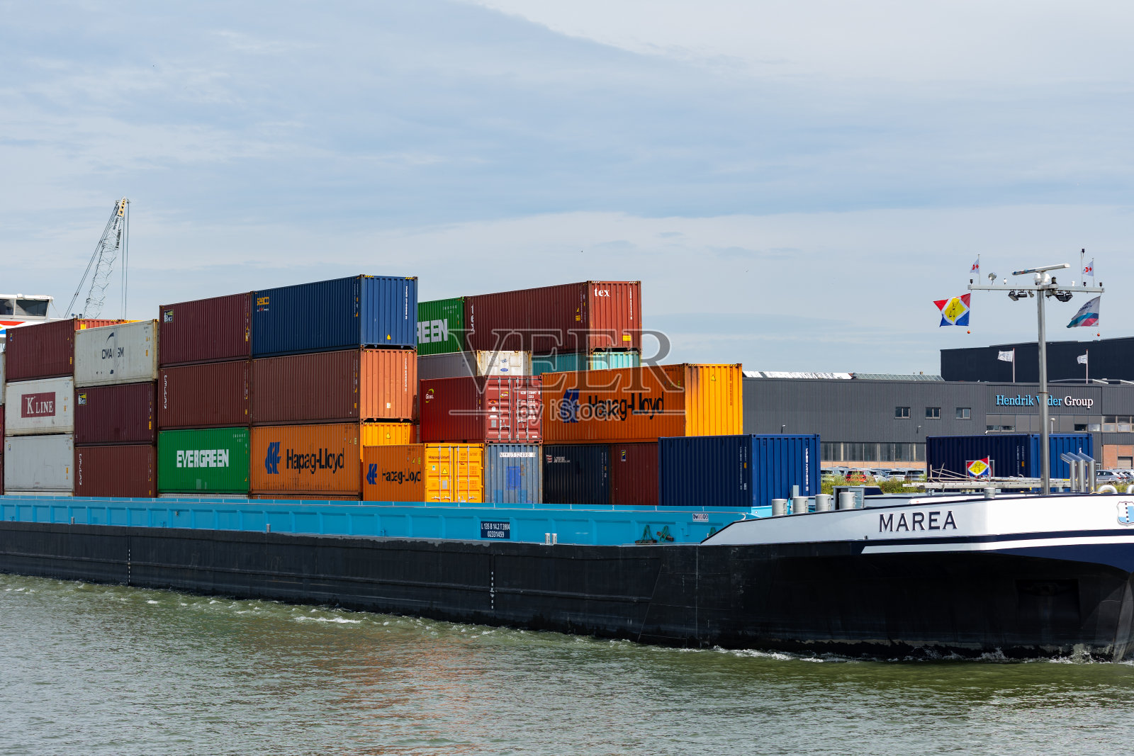 在鹿特丹货物港，堆满集装箱的船只照片摄影图片