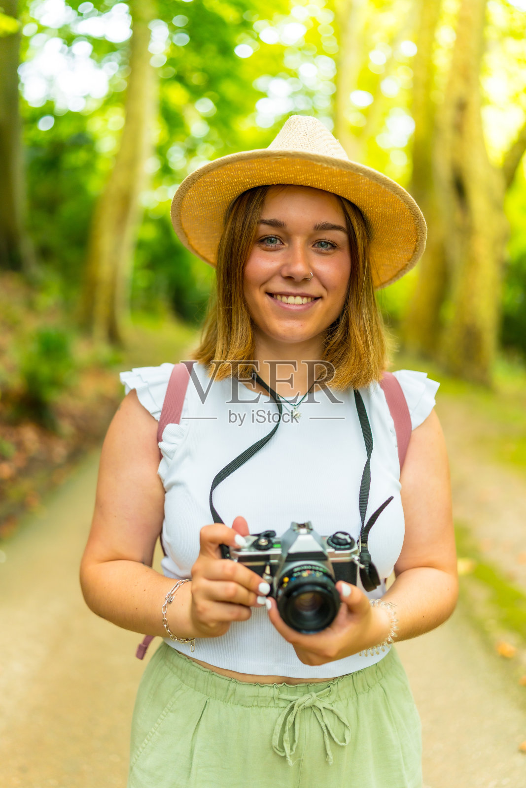 假日期间在森林里享受拍照的微笑旅行者照片摄影图片