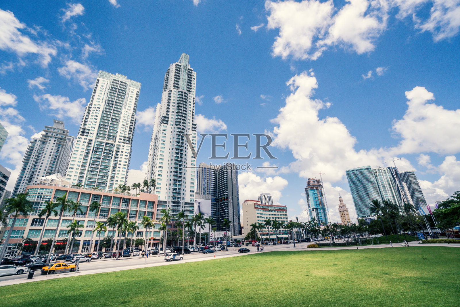 迈阿密佛罗里达州市中心的建筑天际线与摩天大楼的建筑公寓前面的公园与绿草照片摄影图片